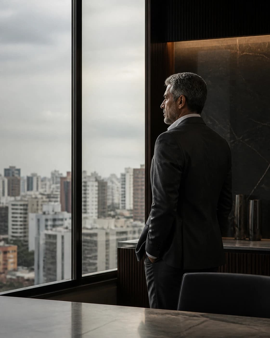 Empresário observando a cidade de uma sala de reunião